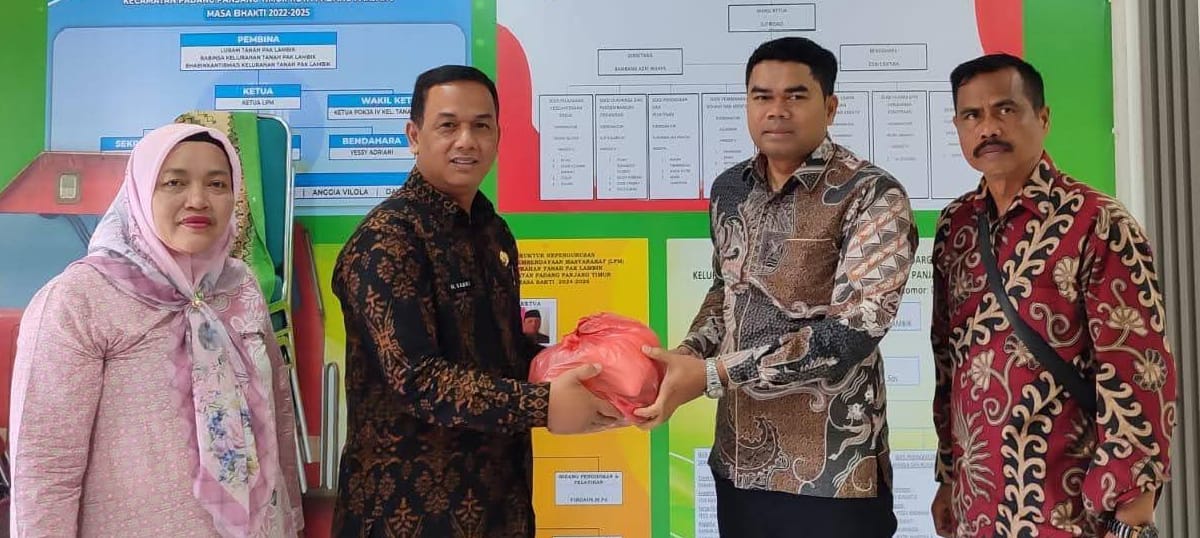  Anggota Korpri saat serahkan paket sembako ke salah seorang warga.